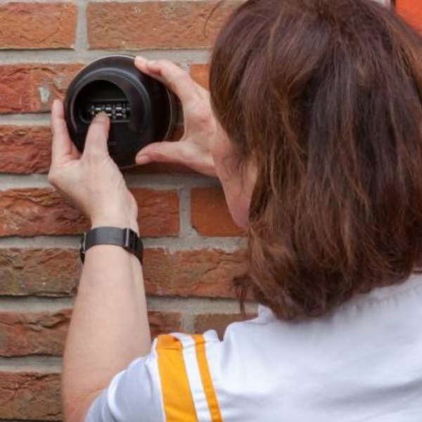 Sleutel uit sleutelkluis halen