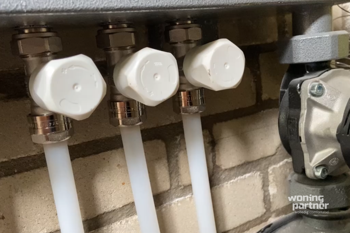 Sanitair leidingwerk inspectie in woning Overijssel uitgevoerd door Woningpartner met aandacht voor waterleidingen en aansluitingen.