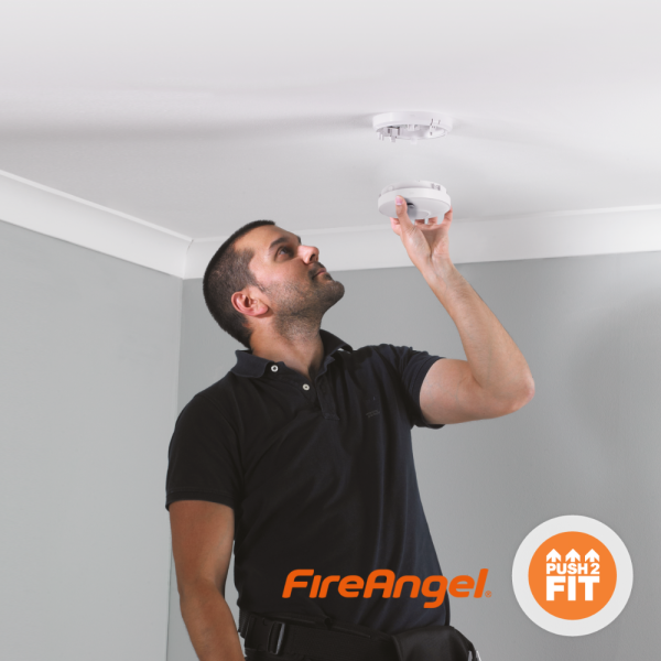 Installatie FireAngel SW1-EUT rookmelder aan plafond met Push2Fit systeem Installatie FireAngel SW1-EUT rookmelder aan plafond met Push2Fit systeem