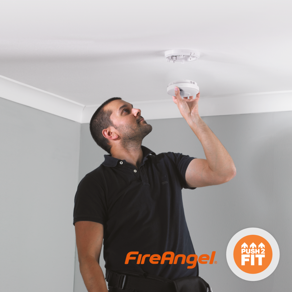 Installatie FireAngel SW1-EUT rookmelder aan plafond met Push2Fit systeem Installatie FireAngel SW1-EUT rookmelder aan plafond met Push2Fit systeem